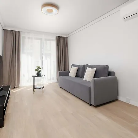 Spacious With Parking Near The Old Town By Renters Apartment