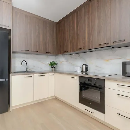 Spacious With Parking Near The Old Town By Renters Apartment