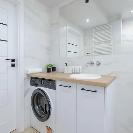 Spacious With Parking Near The Old Town By Renters Apartment *