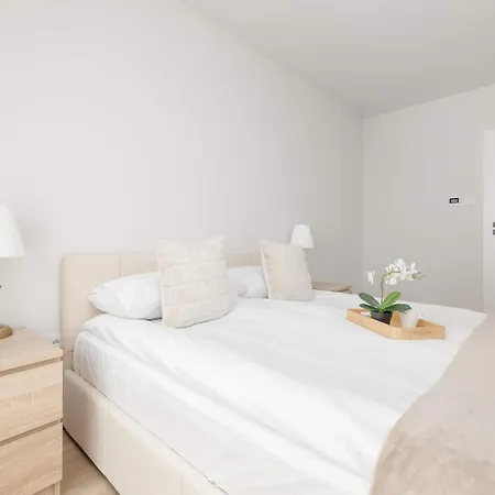 Spacious With Parking Near The Old Town By Renters Lublin