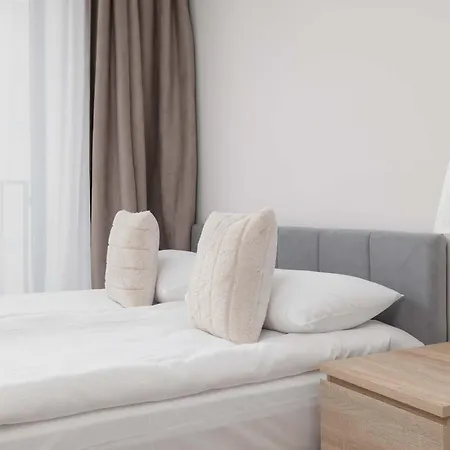 Spacious With Parking Near The Old Town By Renters Apartment *