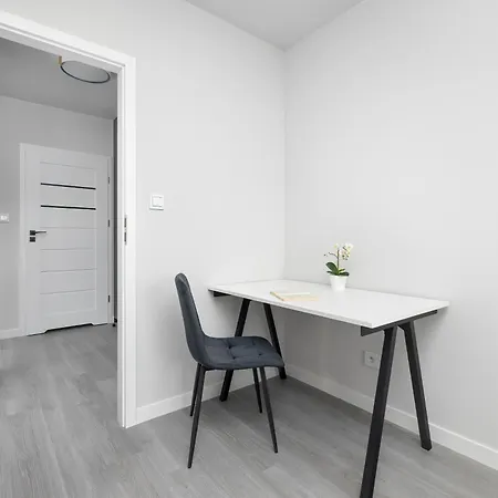 Spacious With Parking Near The Old Town By Renters Lublin