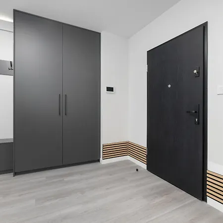 Spacious With Parking Near The Old Town By Renters Apartmán